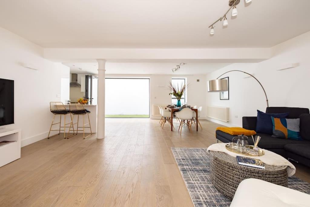 Wild Roses Serviced Apartments - Borough ลอนดอน ภายนอก รูปภาพ