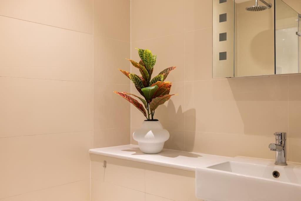 Wild Roses Serviced Apartments - Borough ลอนดอน ภายนอก รูปภาพ