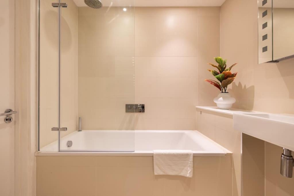 Wild Roses Serviced Apartments - Borough ลอนดอน ภายนอก รูปภาพ